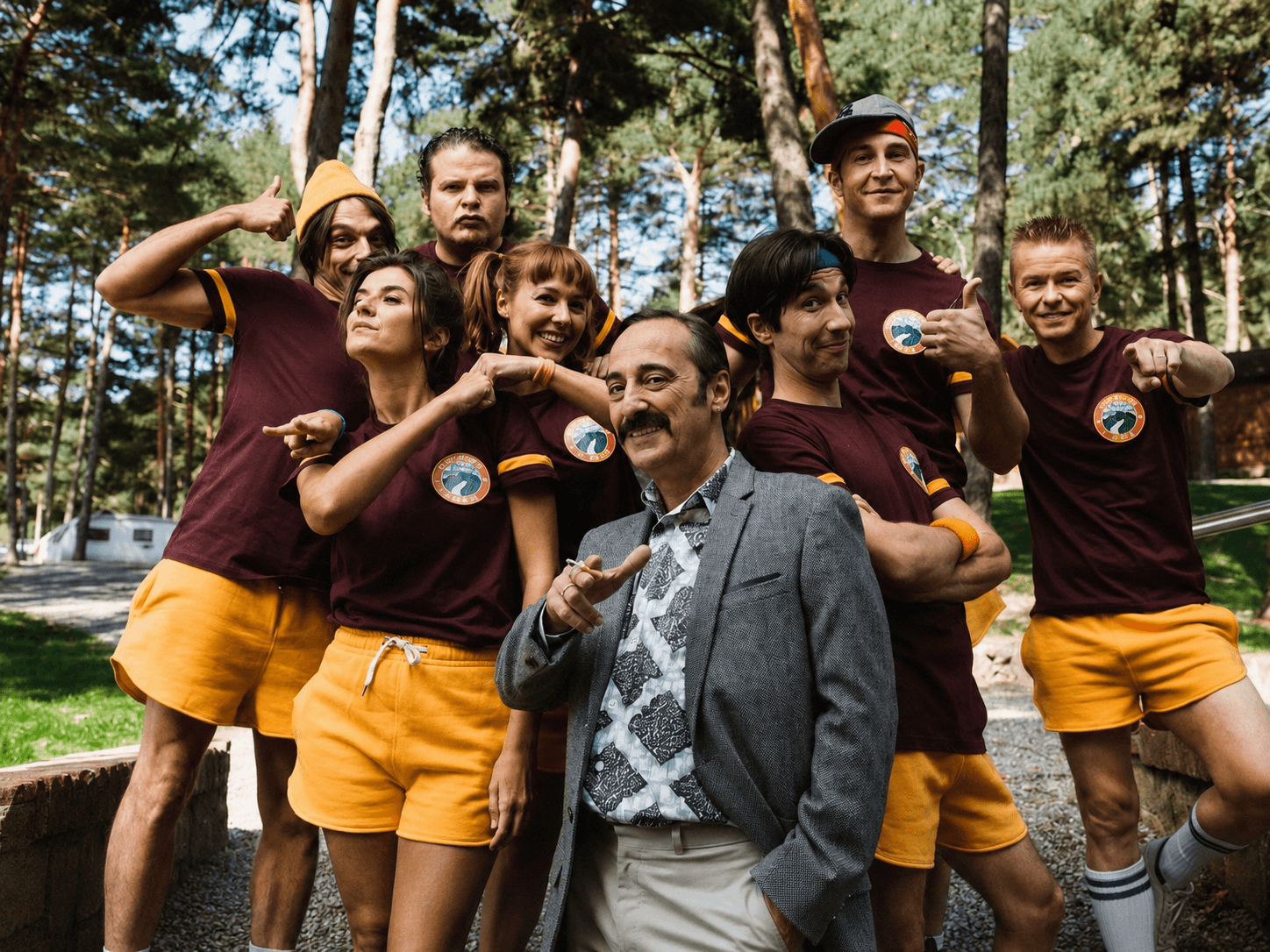 Lara de Miguel con el elenco de Colegas